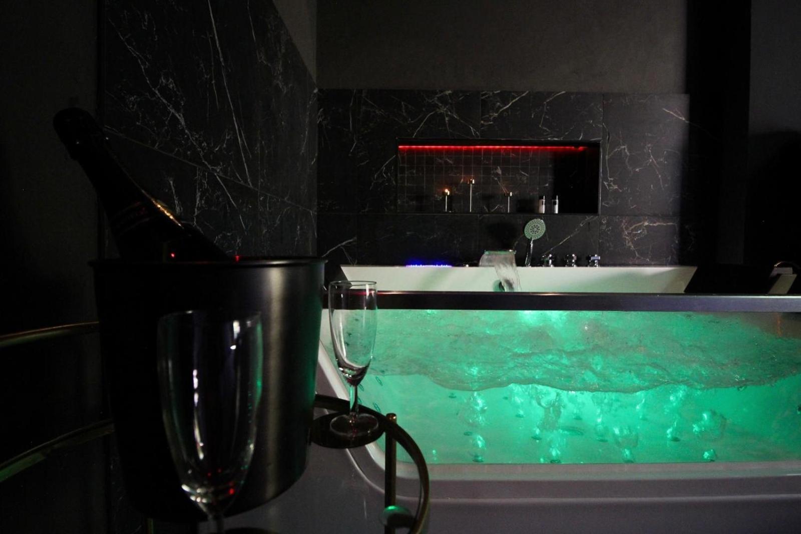 Loveroomxspa Bourg-Saint-Christophe Bagian luar foto