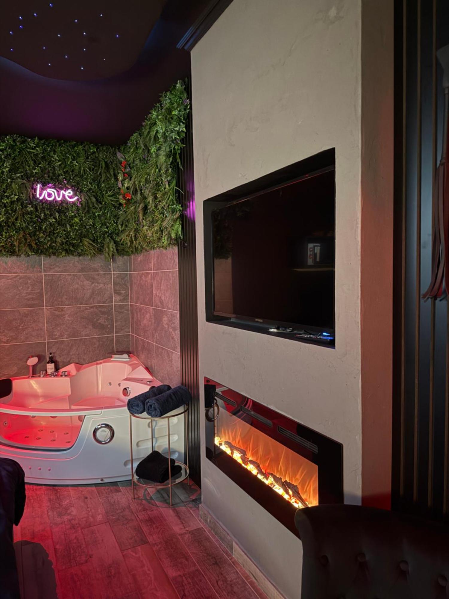 Loveroomxspa Bourg-Saint-Christophe Bagian luar foto